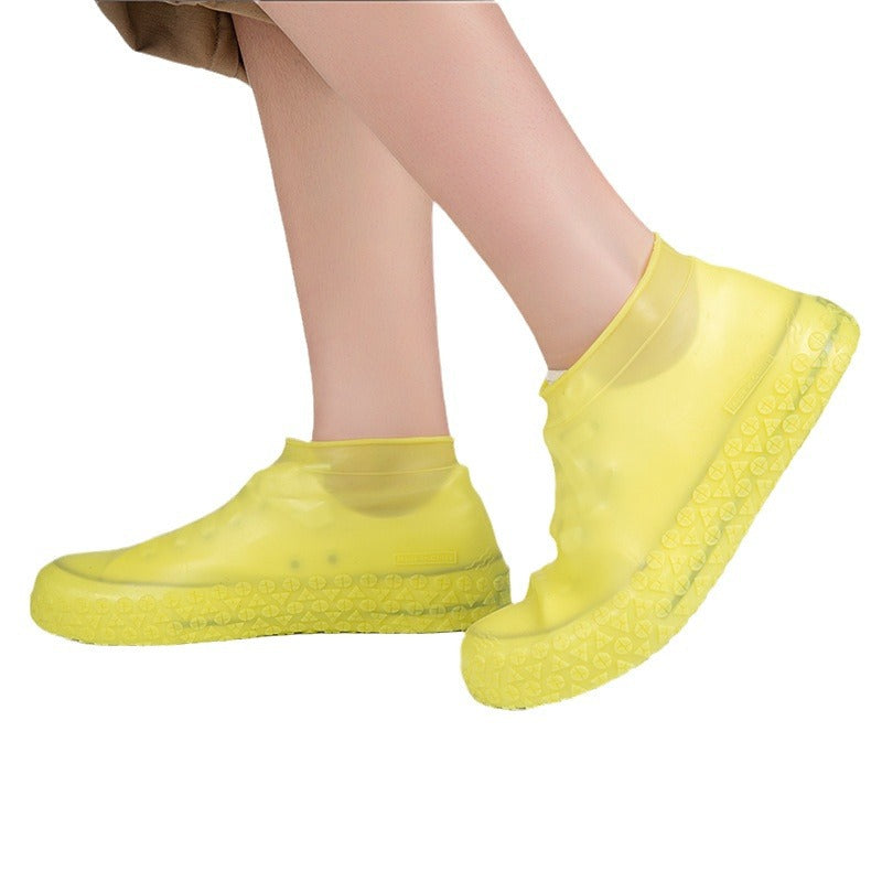 Koniec z mokrymi butami! Solidne buty przeciwdeszczowe — antypoślizgowe i składane, które zmieszczą się w Twojej torbie 🌧️