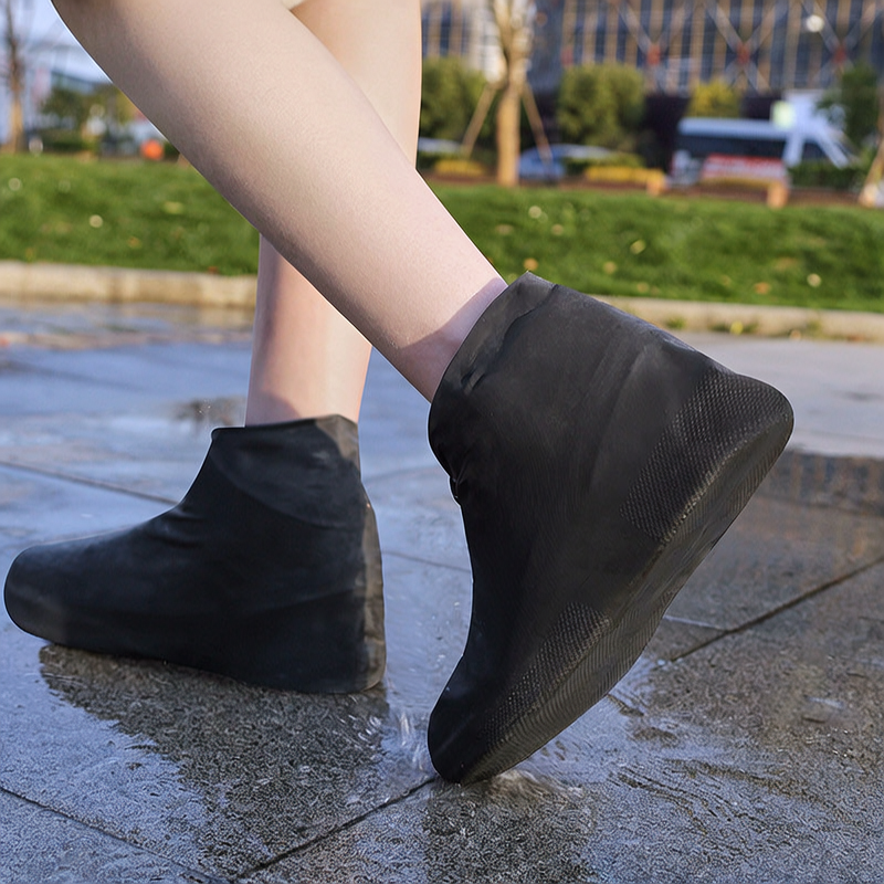 Koniec z mokrymi butami! Solidne buty przeciwdeszczowe — antypoślizgowe i składane, które zmieszczą się w Twojej torbie 🌧️